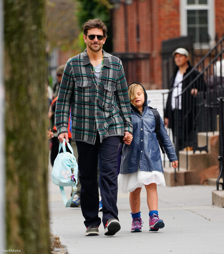 Bradley Cooper és kislánya&nbsp;Bradley Cooper igazi minőségi időt töltött kislányával a New York-i utcákon