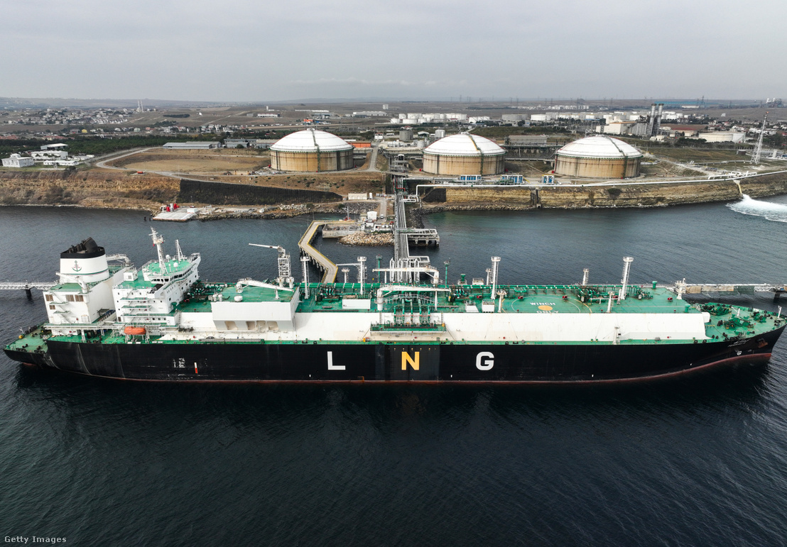 LNG-terminál látképe a nyílt tengeren