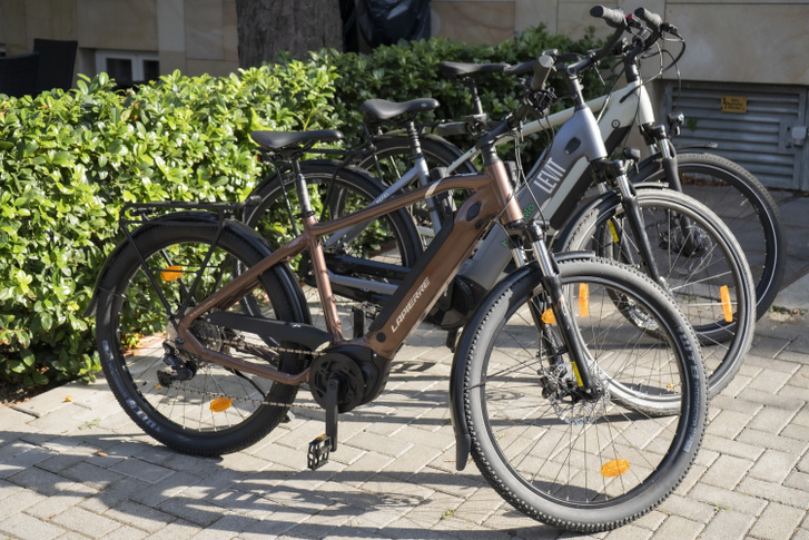 Elektromos rásegítéses, azaz pedelec kerékpárok. Forrás: Hellovelo