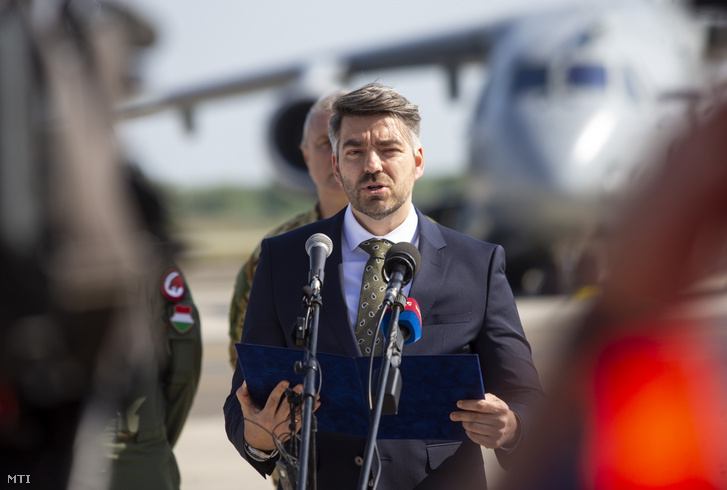 Kutnyánszky Zsolt, a Honvédelmi Minisztérium védelempolitikáért, haderőfejlesztésért és védelmi iparért felelős államtitkára beszédet mond az első magyar KC–390 katonai szállítórepülőgép megérkezésekor a Magyar Honvédség vitéz Szentgyörgyi Dezső 101. Repülődandár bázisán Kecskeméten 2024. április 12-én