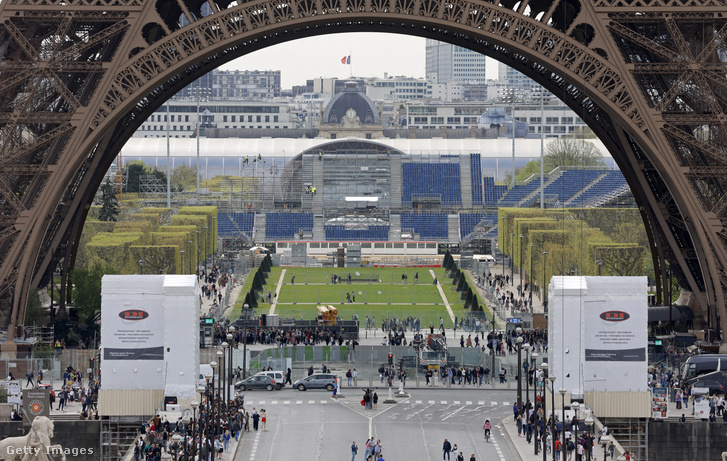 A lelátók építése az Eiffel-torony stadion területén, amely a 2024-es párizsi olimpia strandröplabda- és férfi vakfociversenyeknek ad otthont, 2024. április 6-án, Párizsban, Franciaországban