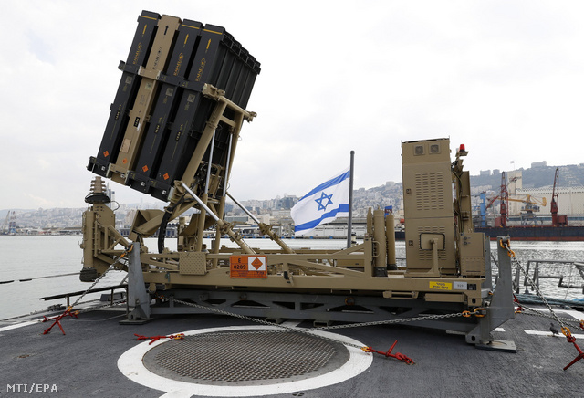 Az izraeli haditengerészet Vaskupola légvédelmi rendszere Haifa kikötőjében 2019. február 12-én