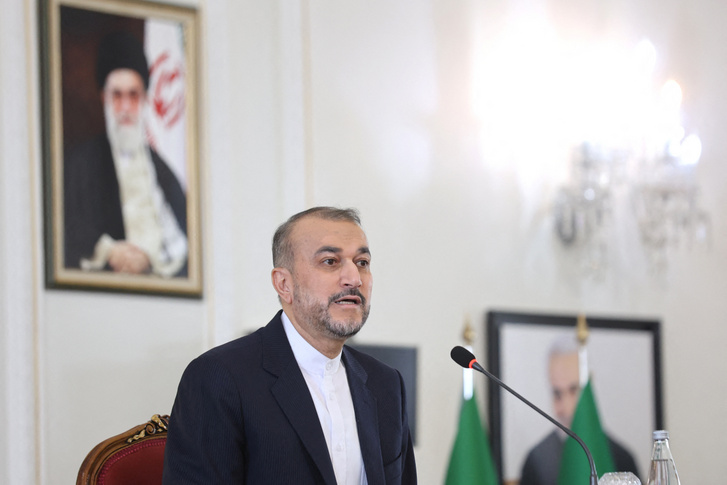 Hoszein Amirabdollahián iráni külügyminiszter beszél a külföldi nagykövetekkel folytatott megbeszélésen Teheránban, Iránban 2024. április 14-én