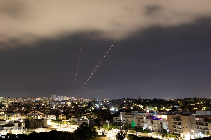 Egy rakétaelhárító rendszer, miután Irán drónokat és rakétákat indított Izrael felé, Askelonból nézve Izraelben 2024. április 14-én