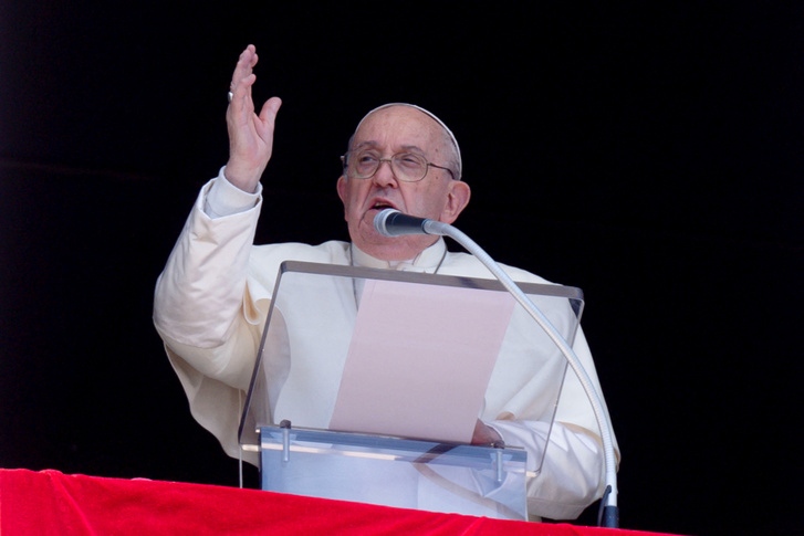 Ferenc pápa a Vatikán ablakában 2024. április 14-én
