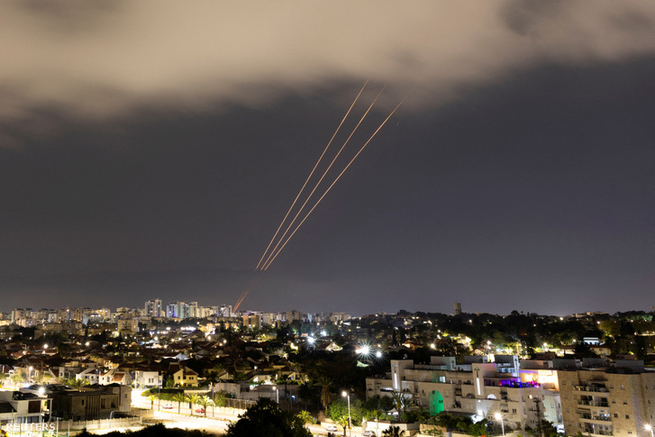 Irán drónokat és rakétákat indított Izrael felé, Ashkelonból nézve Izrael 2024. április 14-én
