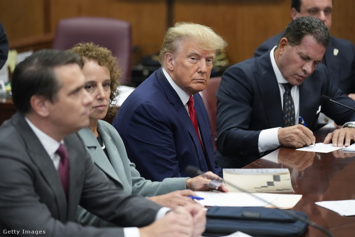 Donald Trump volt amerikai elnök a védőasztalnál ül védőcsapatával egy manhattani bíróságon a vád alá helyezése során 2023. április 4-én New Yorkban