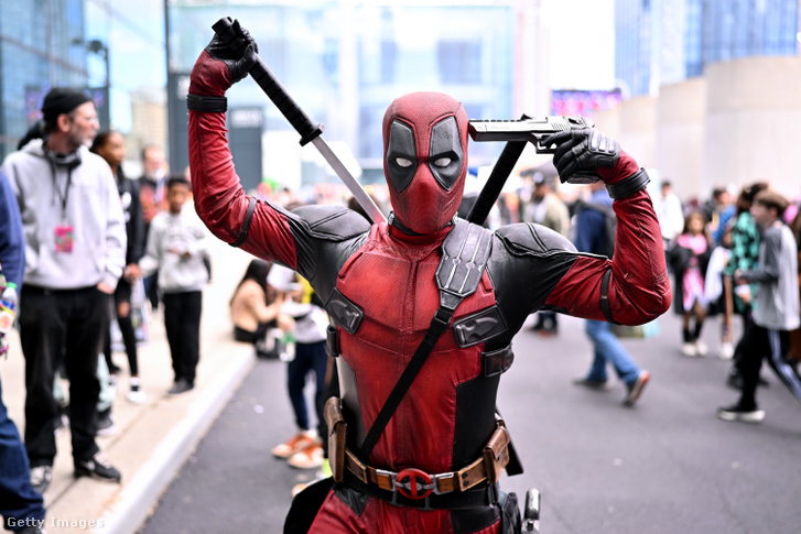 Egy cosplayer Deadpoolként pózol a New York Comic Con 2023-ban