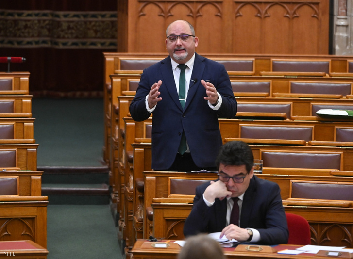 Csárdi Antal, az LMP frakcióvezető-helyettese napirend előtt felszólal az Országgyűlés plenáris ülésén 2024. április 15-én