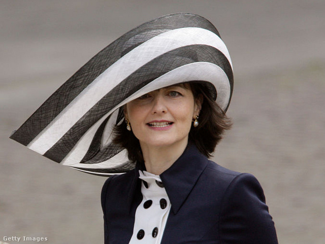 2011-ben Vilmos herceg és Kate Middleton esküvőjén a különleges ruha ugyan indokolt volt, de ez a kalapméret talán túlzás