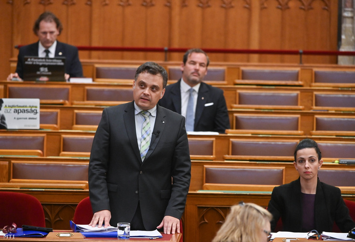 Latorcai Csaba, a Közigazgatási és Területfejlesztési Minisztérium parlamenti államtitkára napirend előtti felszólalásra válaszol az Országgyűlés plenáris ülésén 2024. április 15-én
