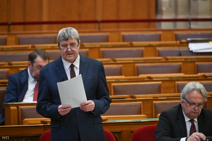 Tállai András, a Pénzügyminisztérium parlamenti államtitkára napirend előtti felszólalásra válaszol az Országgyűlés plenáris ülésén 2024. április 15-én