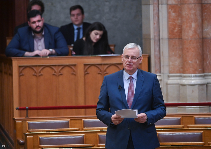 Aradszki András, a KDNP képviselője napirend előtt felszólal az Országgyűlés plenáris ülésén 2024. április 15-én