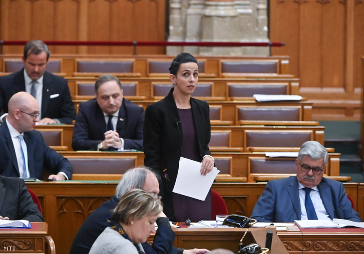 Koncz Zsófia, az Energiaügyi Minisztérium parlamenti államtitkára napirend előtti felszólalásra válaszol az Országgyűlés plenáris ülésén 2024. április 15-én