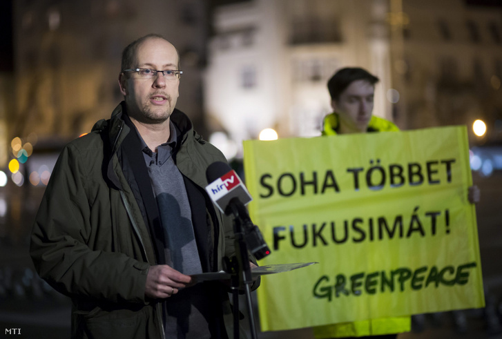 Perger András, a Greenpeace Magyarország klíma- és energiakampány-felelőse a szervezet fukusimai és a csernobili atomerőmű-katasztrófákra emlékező rendezvényén a Hősök terén, 2016. március 9-én