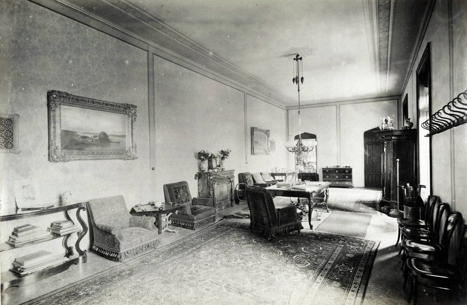 A Luczenbacher-kastély előcsarnoka az 1890-es években.