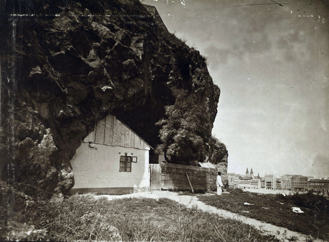 Barlanglakás a későbbi Sziklatemplom helyén. A felvétel 1874 körül készült