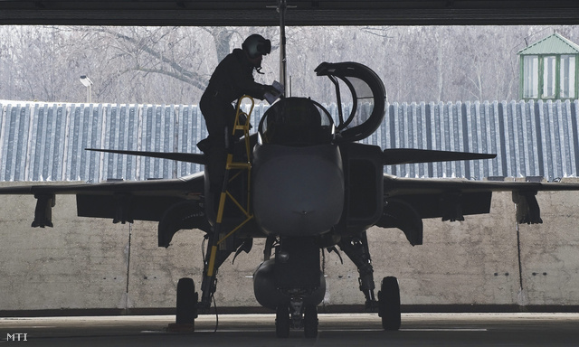 Kecskemét 2012. december 11. Egy pilóta száll be egy JAS-39 vadászrepülőgép pilótafülkéjébe a készenléti riasztás gyakorlati bemutatóján