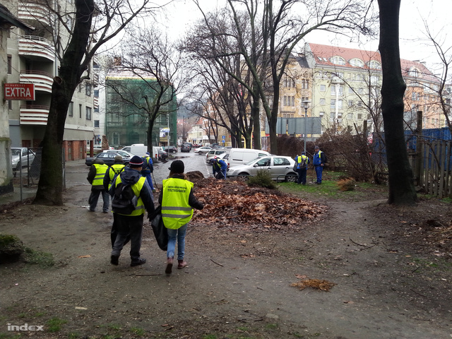 Közmunkások szemetet szednek egy budapesti parkban