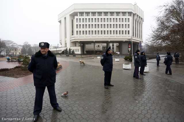 Szimferopolban a rendőrség elzárta a járókelők elől a krími parlament megszállt épületét, ahová a 30 fegyveres már az orosz zászlót is kitűzte.