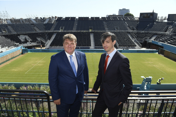 Szűcs Lajos, a Magyar Tenisz Szövetség (MTSZ) egykori elnöke, országgyűlési képviselő (b) és Richter Attila, a Magyar Tenisz Szövetség korábbi főtitkára a londoni Queen's Tennis Clubban tartott sajtótájékoztató előtt, 2019. június 27-én