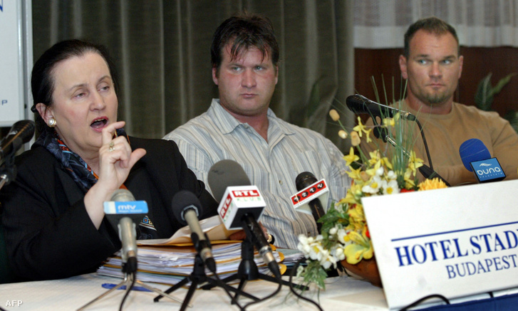Fazekas Róbert (jobbra), a kalapácsvető Annus Adrián (középen) és jogi képviselőjük, Eva Maria Barki a Hotel Stadionban tartott sajtótájékoztatón 2004. szeptember 28-án