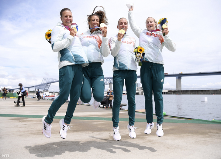 A tokiói olimpián aranyérmes női kajaknégyes (balról): Kozák Danuta, Csipes Tamara, Kárász Anna és Bodonyi Dóra