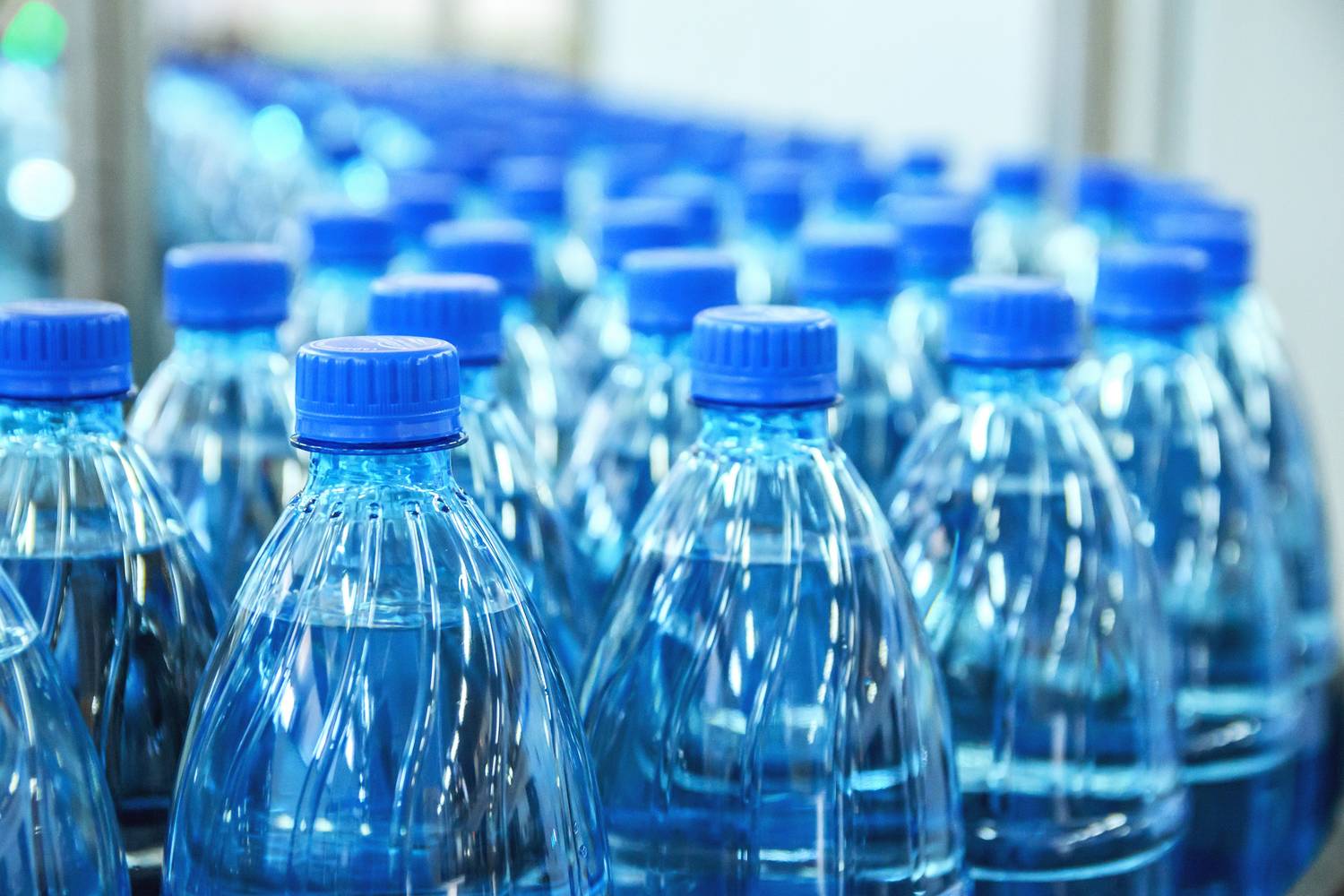 Az egyik legismertebb műanyagszemét, a műanyag palackok számát drámaian lecsökkentheted, ha inkább vízszűrőt használsz, és csapvizet iszol.