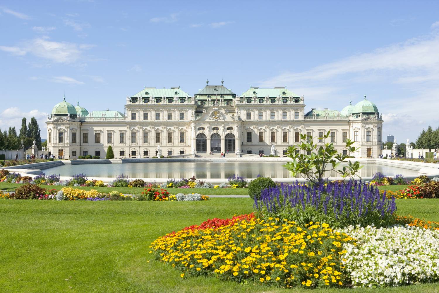 A Budapesttől bő két és fél óra alatt elérhető Bécs tele van kihagyhatatlan látnivalókkal. A túrát érdemes a Belvedere kastéllyal kezdeni, de a Stephansdom, a schönbrunni kastély, a Hofburg és a Práter is remek úti cél.