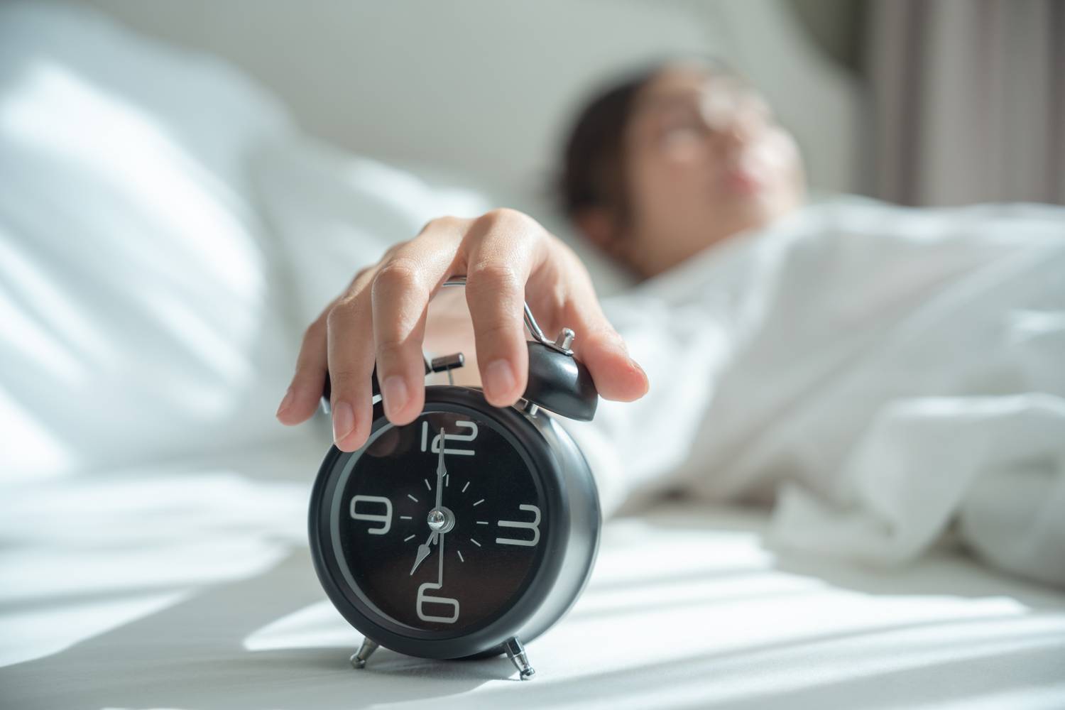 Az alvás rendkívül fontos az anyagcsere megfelelő működésének szempontjából. Pihenés alatt a szervezet helyreállítja magát, kiegyensúlyozza a hormonokat, és feldolgozza a nappal átélt eseményeket. Hatással van a kortizolra, az inzulinra és a pajzsmirigy működésére, ezért elengedhetetlen, hogy éjszakánként legalább 6-8 órát aludj.