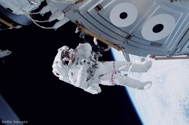Az űrhajós lábbelijétől a fejfedőjéig több olyan találmányt visel, amit mi is a NASA-nak köszönhetünk, és talán épp ebben a pillanatban rajtad is van belőlük