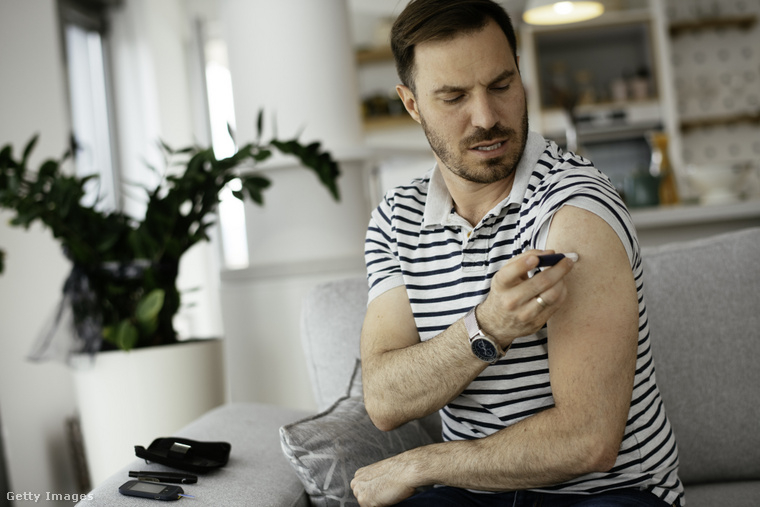 Egy férfi inzulint ad be magának. (Fotó: Milos Dimic / Getty Images Hungary)
