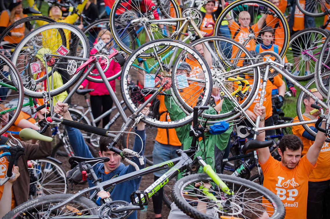 photo-essay-cyclists-take-the-city-by-storm-for-i-bike-budapest