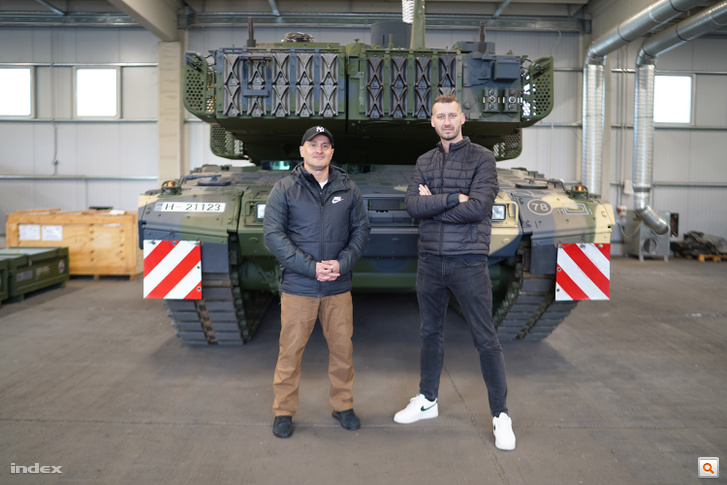 Tarjányi Péter és Gáll Csongor egy Leopard 2 A7+ típusú tank előtt.