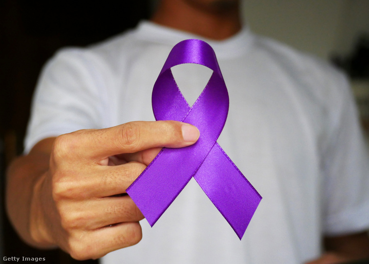 A szarkoidózis ellen való küzdelem szimbóluma, a lila szalag. (Fotó: Buings Studio / Getty Images Hungary)