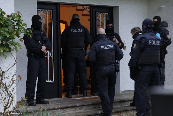 Rendőrök állnak egy átkutatott épület mellett Solingenben, Németországban 2024. április 17-én