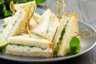 Mennyei, krémsajtos-zöldfűszeres szendvics: ropogós uborkával készül
