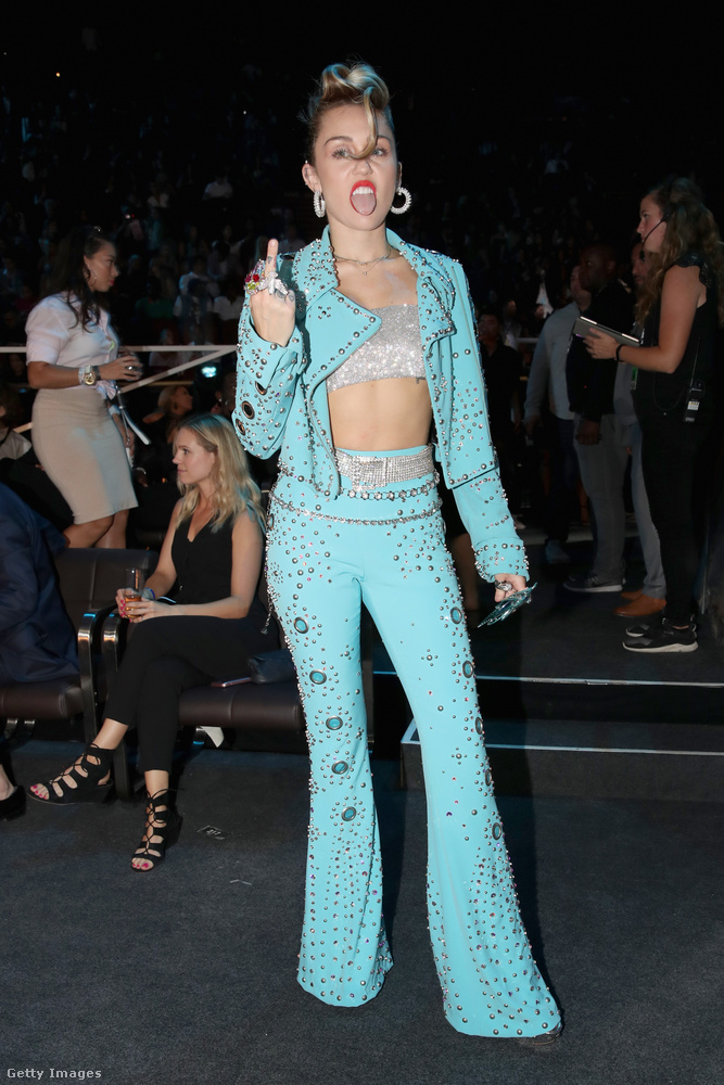 Miley CyrusAz énekesnőnek még 2013-ban volt egy nagy botrányt kavaró fellépése a VMA-n, amin rengetegszer kinyújtotta a nyelvét