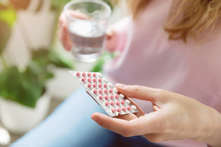 Fogamzásgátló tablettát a kezében tartó nő. (Fotó: Cris CantÃ³n / Getty Images Hungary)