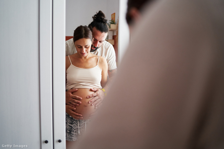 Terhes nő és a párja egy tükörben. (Fotó: Abraham Gonzalez Fernandez / Getty Images Hungary)