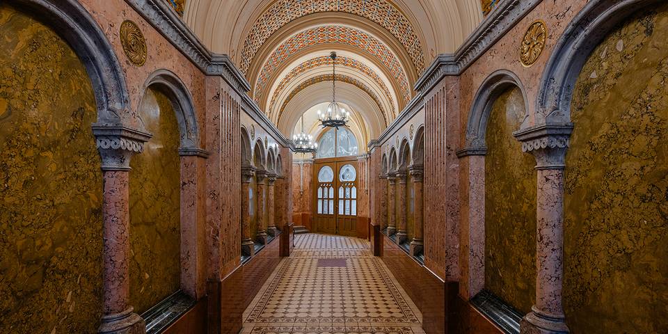 Pictures of Budapest – The breathtaking entrance hall of 2 Perczel Mór utca