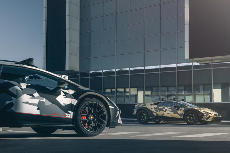 Ezek a fotók viszont azt a négy Ad Personam programos Sterrato modellt ábrázolják, amit a Milan Design Week kedvéért specifikált a Lamborghini.