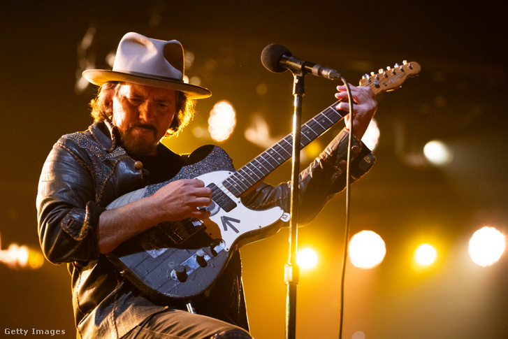 Eddie Vedder, a Pearl Jam énekese, dalszerzője és gitárosa élőben lép fel a Moody Center színpadán a texasi Austinban 2023. szeptember 19-én