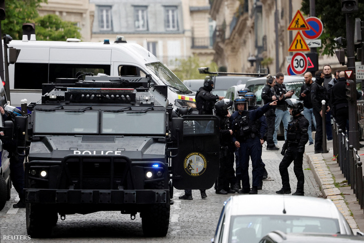 A francia rendőrség és a francia különleges rendőri erők, a Kutatási és Intervenciós Brigád (BRI) tagjai biztosítják az iráni konzulátus közelében lévő területet, ahol egy férfi azzal fenyegetőzik, hogy fel akarja robbantani magát Párizsban Franciaországban 2024. április 19-én