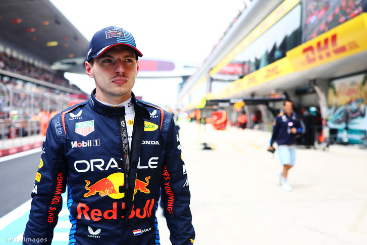 Max Verstappen a Formula–1-es Kínai Nagydíj szombati időmérő edzésén 2024. április 20-án