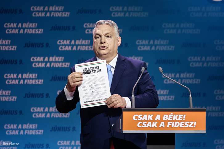 Orbán Viktor a Választási Manifesztumot tartja a kezében a Fidesz kampányindító rendezvényén 2024. április 19-én