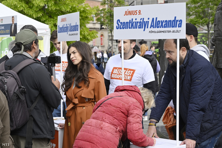 Szentkirályi Alexandra, a Fidesz–KDNP-szövetség főpolgármester-jelöltje nyilatkozik a választási kampány kezdőnapján a Széll Kálmán téren 2024. április 20-án