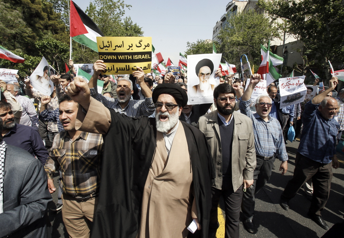 Irániak egy Izrael-ellenes tüntetésen Teheránban, Iránban 2024. április 19-én