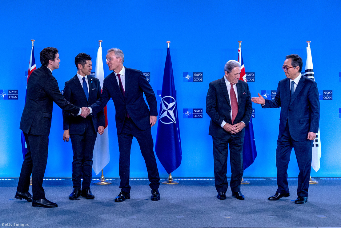 Jens Stoltenberg (k) NATO-főtitkár köszönti Cho Tae-yul (j) dél-koreai külügyminisztert, Winston Peterst (k-j) Új-Zéland külügyminiszterét, valamint Japán és Ausztrália tisztviselőit a NATO-külügyminiszterek találkozóján a NATO-központban, Brüsszelben, Belgiumban, 2024. április 4-én