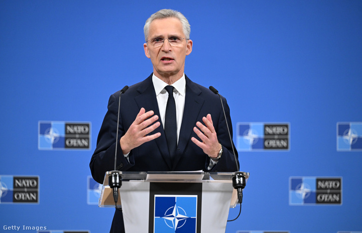 Jens Stoltenberg, az Észak-atlanti Szerződés Szervezetének (NATO) főtitkára sajtótájékoztatót tart Brüsszelben, Belgiumban 2024. április 19-én